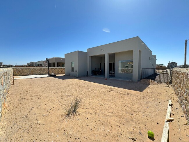 Building Photo - Immaculate East El Paso 4 bed Refrig A/C!