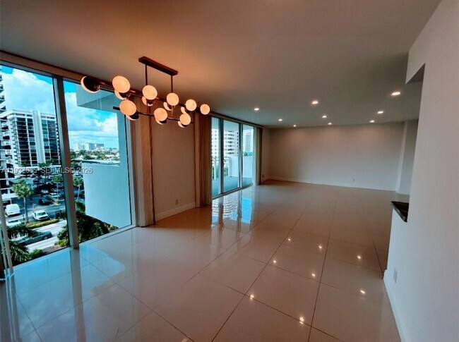 Building Photo - 2030 S Ocean Dr