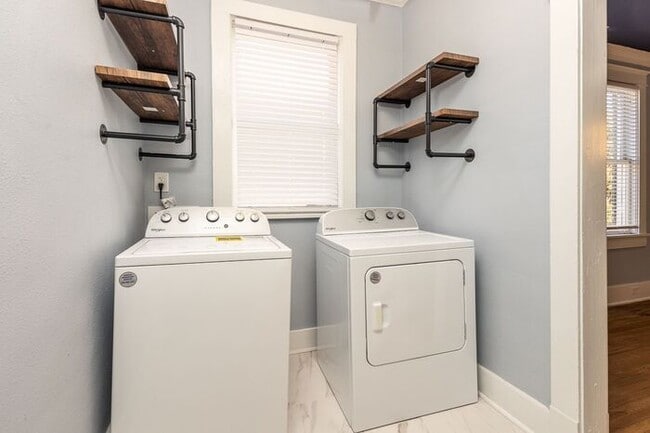 Building Photo - Midtown charm!