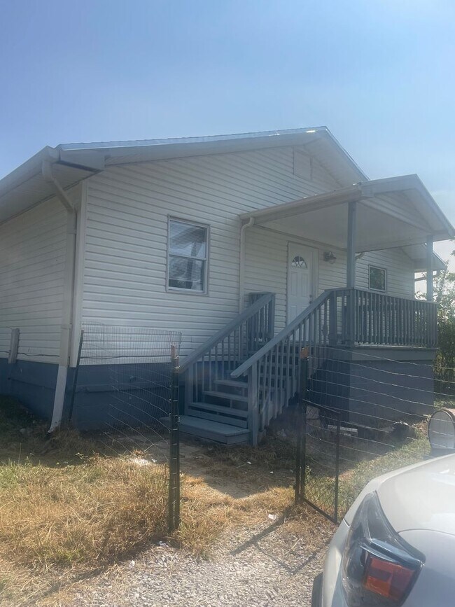 Building Photo - Knoxville 37920 - 3 bedroom, 1 bath home - Contact Lisa Vineyard & Shannon Russell (865)216-9334