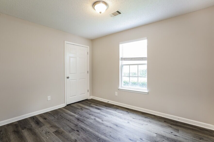 Building Photo - 1310 Waterton Trail