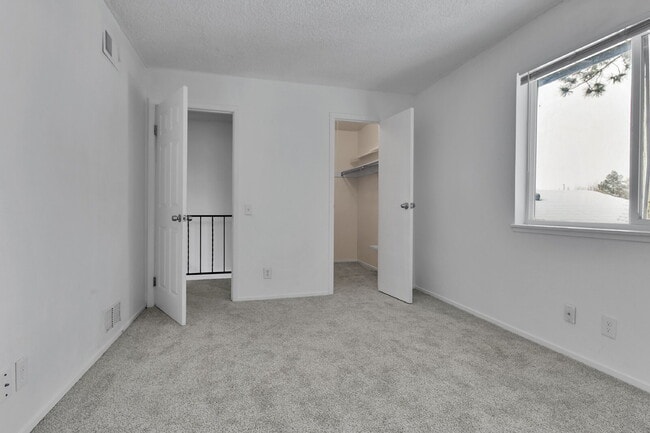 Building Photo - $1,540.95.95- 2 Bed, 1 Bath Condo in Aurora with Central AC and in Unit Laundry!