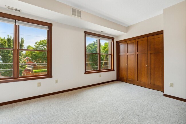 Building Photo - Stunning 2 level Condo in Exclusive St Pau...