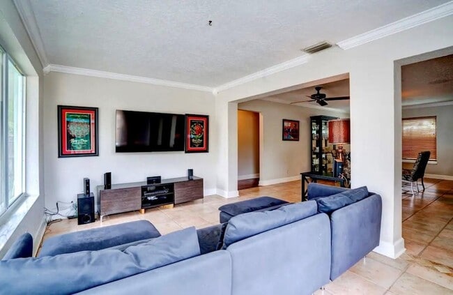 Building Photo - 2725 SE 2nd Ct