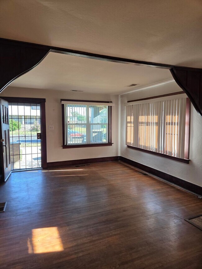 Building Photo - Two bedroom Charmer