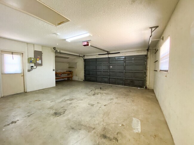 Building Photo - 2 Bedroom 2 bathroom home for Rent in Weeki Wachee FL!