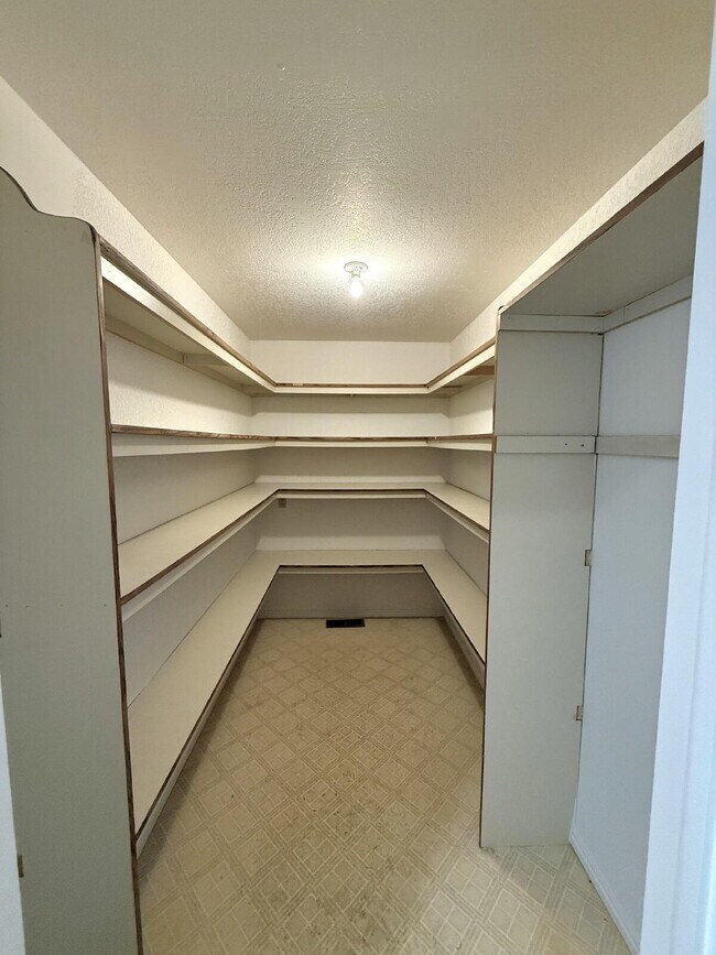 Building Photo - AVAILABLE AUGUST 4TH- RENT - 5 BDRM - 5 1/2 BATH - VIEWS VIEWS VIEWS