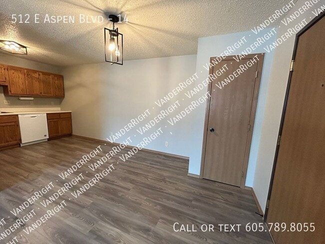 Building Photo - 512 E Aspen Blvd