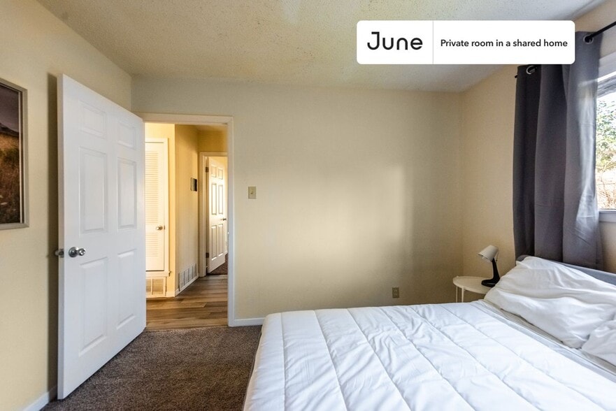 Building Photo - Room in Shared 4 bed/3 bath home