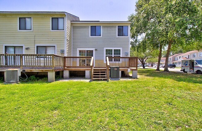 Building Photo - 912 Pineland Ave