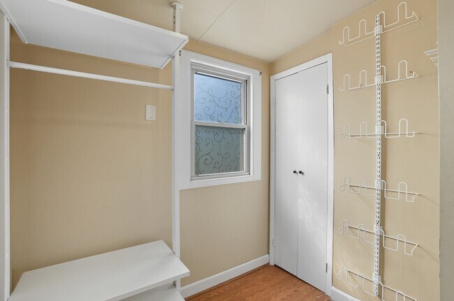 Building Photo - 6 Bed/3 Bath Remodeled Hyde Park Home w/Ce...