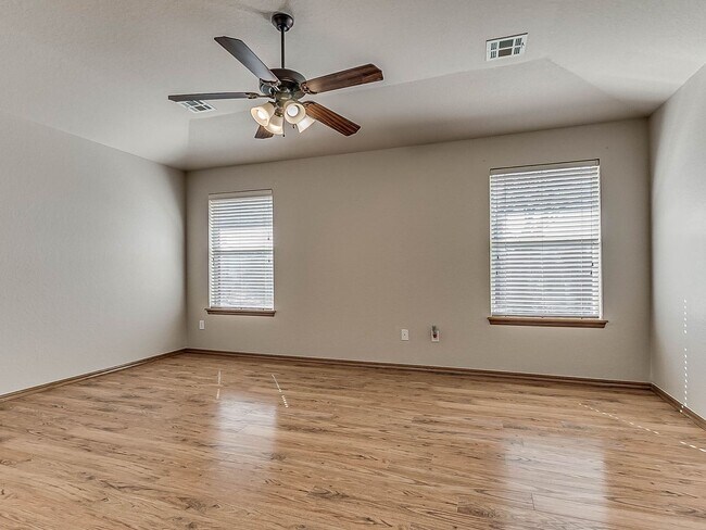 Building Photo - 4 Bed | 2 Bath | 2 Car Garage - Edmond Schools - North Hampton Addition