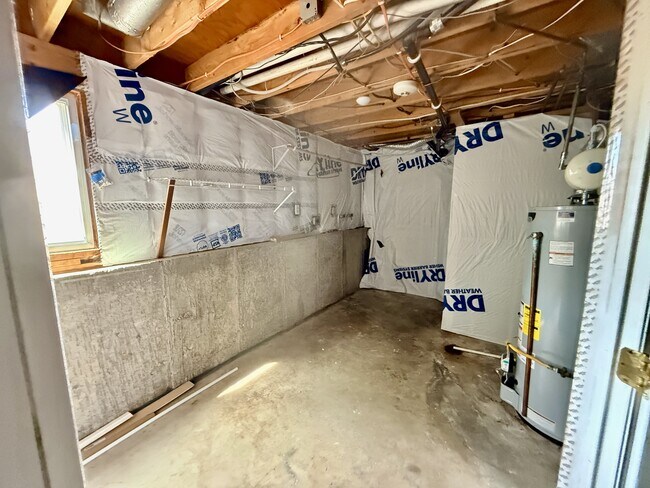 Building Photo - 1021 N 925 E St