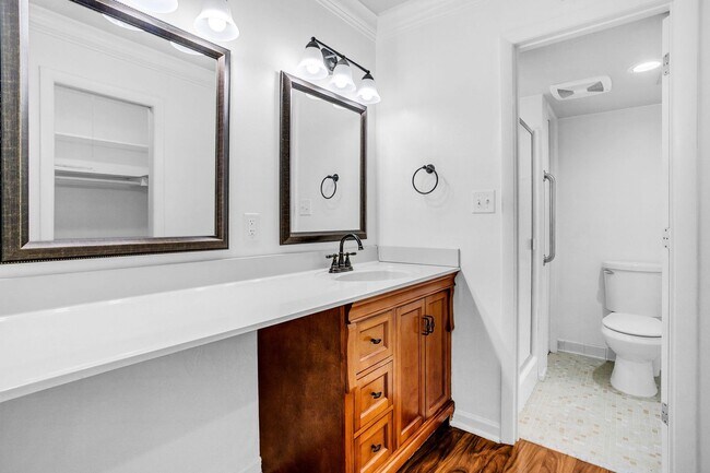 Building Photo - Prime Greenville Location! 3BR Ground Floor Condo in Gated Community
