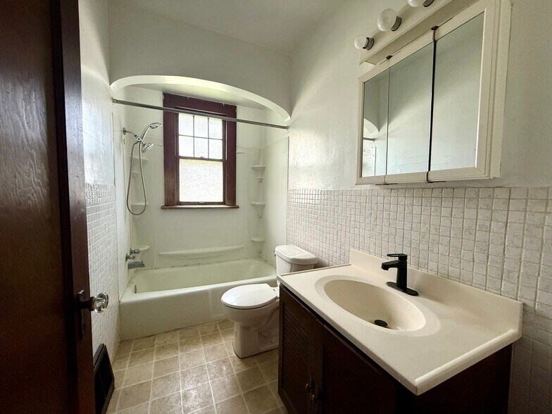 Building Photo - 3203 Roland Ave