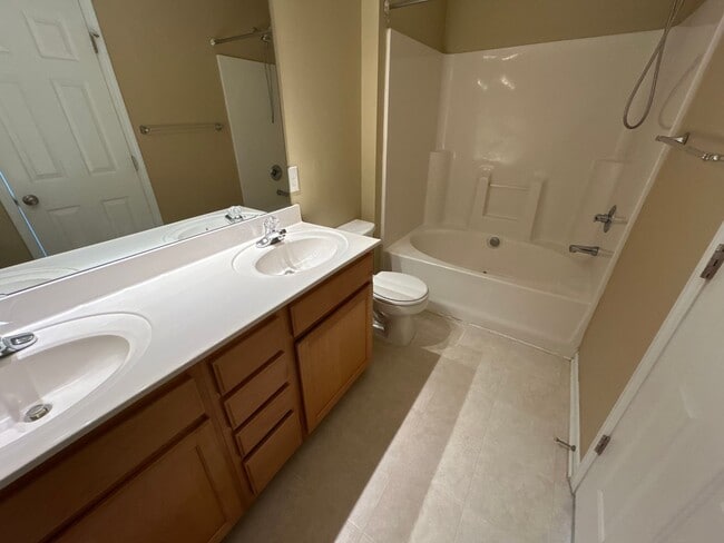 Building Photo - 3 Bed | 2.5 Bath Townhouse in North Raleigh