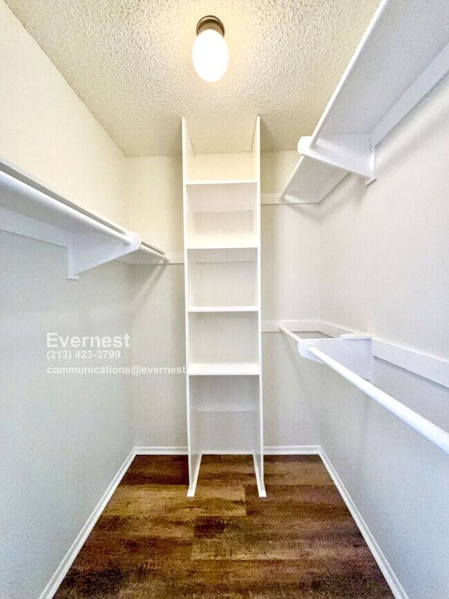 Building Photo - Lovely 2-Bed, 2-Bath Condo with Great Loca...