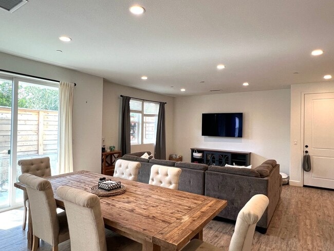 Building Photo - Upgraded Buellton End-Unit With Yard