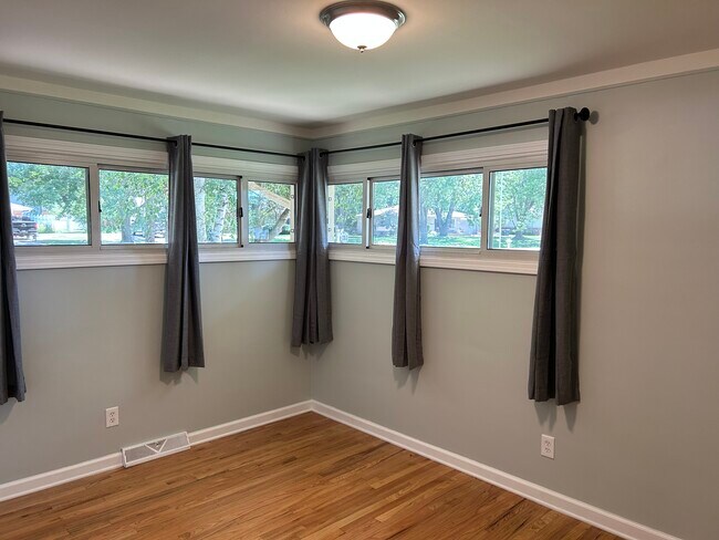 Building Photo - 3754 Hi Villa Dr
