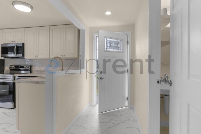 Building Photo - 1413 12th St NE