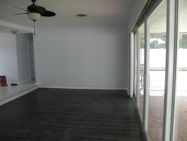 Building Photo - 1154 W Camino Real