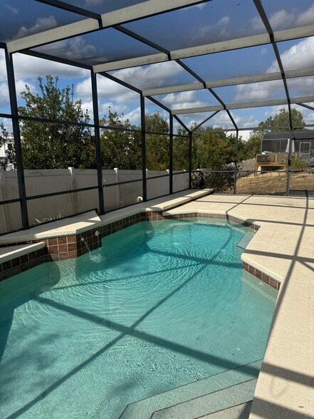 Building Photo - 839 Knollwood Dr