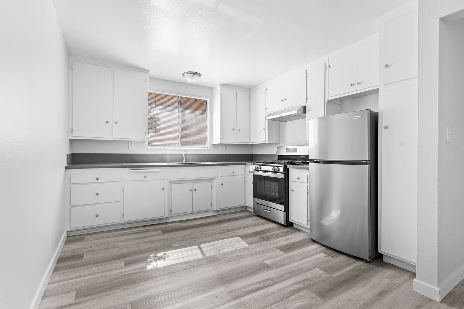 Building Photo - 1050 Gaviota Ave