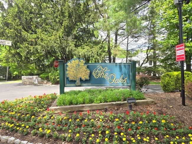 Building Photo - Rare opportunity in North Edison! Spacious 2-bed and 1.5-bathroom townhouse!