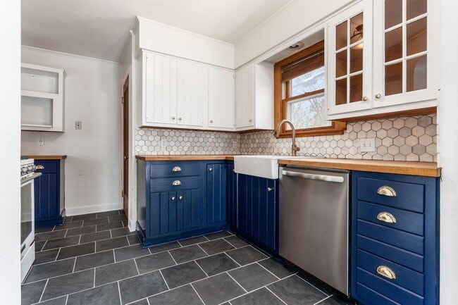 Building Photo - 51 E Schreyer Pl