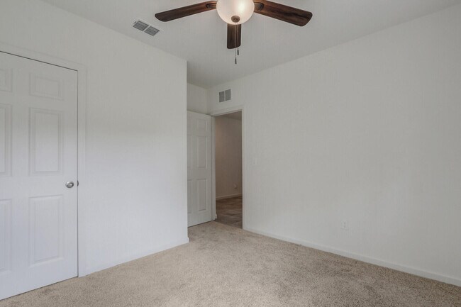 Building Photo - 2550 SE Rock Springs Dr