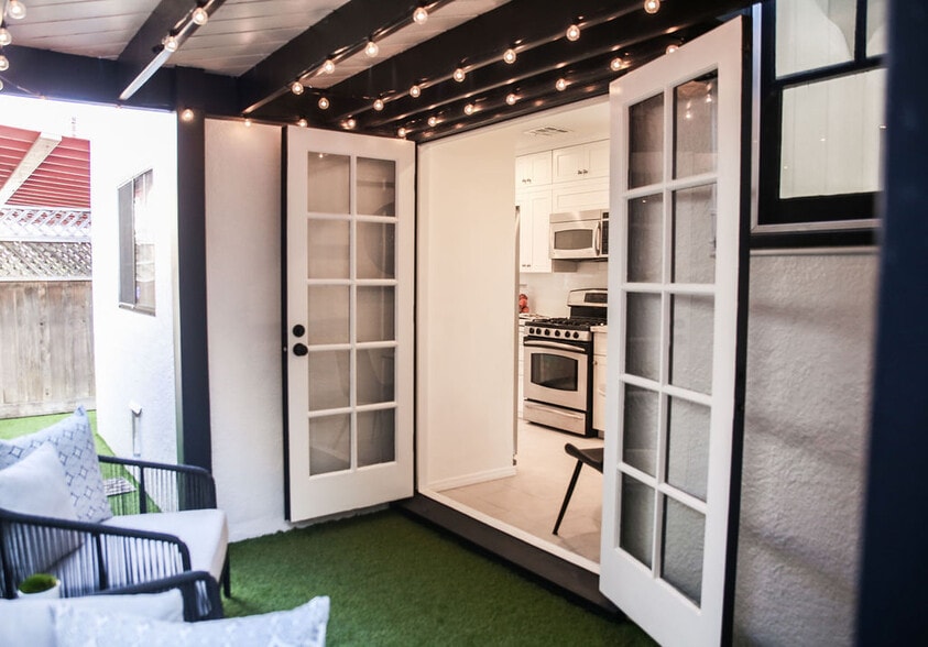 Building Photo - 7865 Willoughby Ave