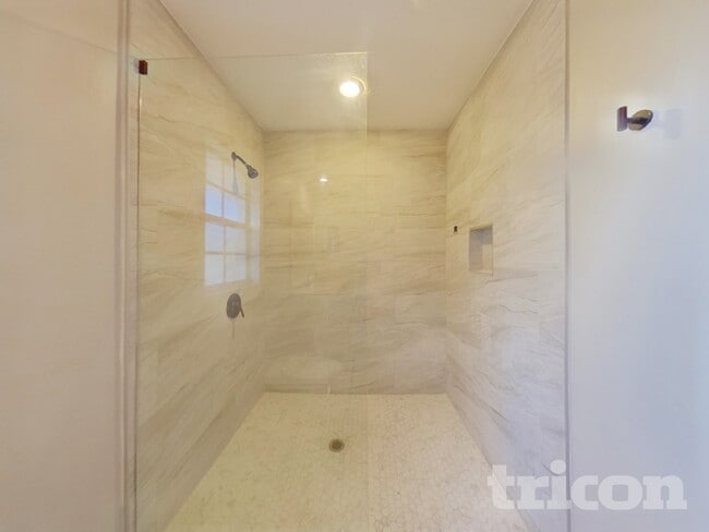 Building Photo - 4921 Simmons Rd