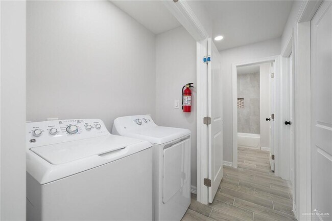 Building Photo - 14 Frio Ave