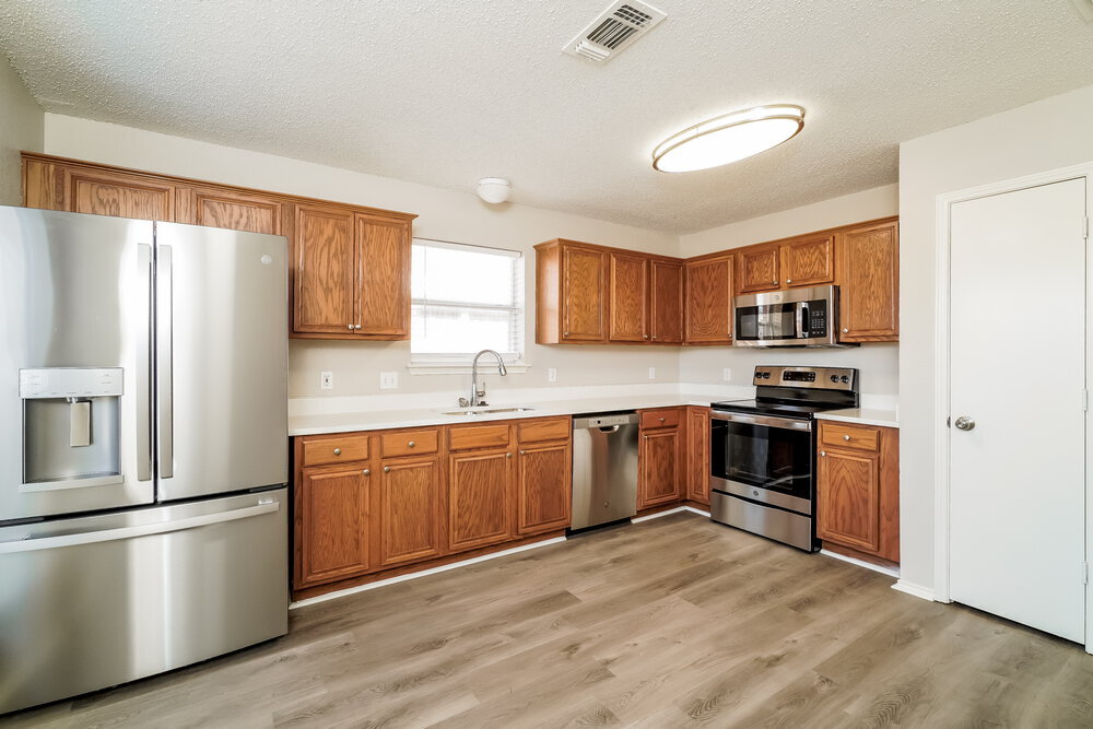 Building Photo - 6005 Castanada Dr