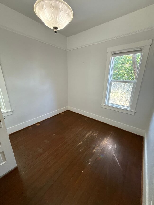 Building Photo - Charming Craftsman-Style 3-bedroom 1 bath ...