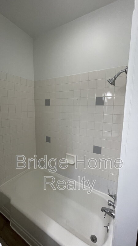 Building Photo - 424 W 7th Ave