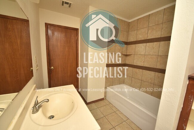 Building Photo - Central Norman 3 Bed 3 Bath PRELEASING FOR FALL 2026 SEMESTER