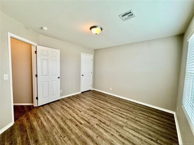 Building Photo - 4 bed/2 bath newer construction in prime location in Claremore!