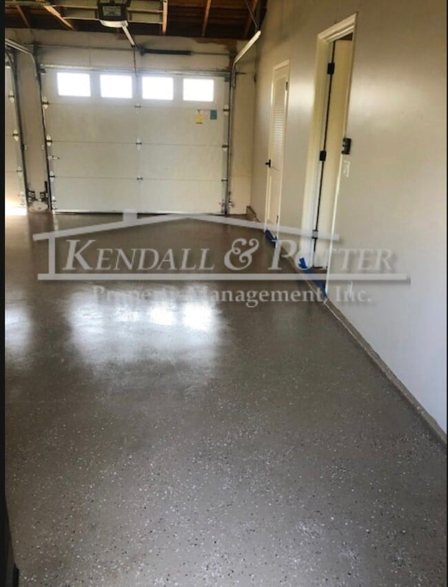 Building Photo - Beautifully Remodeled 4 Bed/2 Full Bath + ...