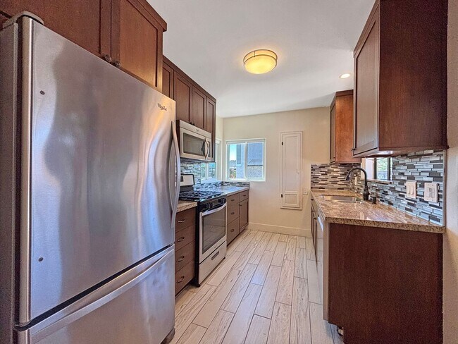 Building Photo - Beautiful 3BD/3BA House in Talmadge w/ ADU...