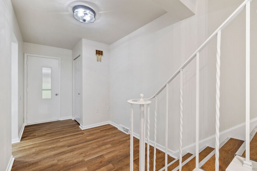 Building Photo - 216 Oakview Dr