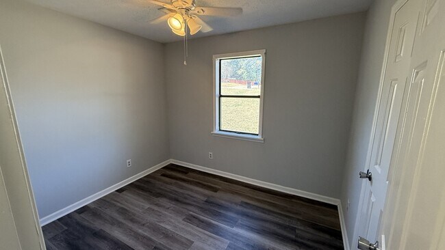 Building Photo - 110 Central Lake Dr