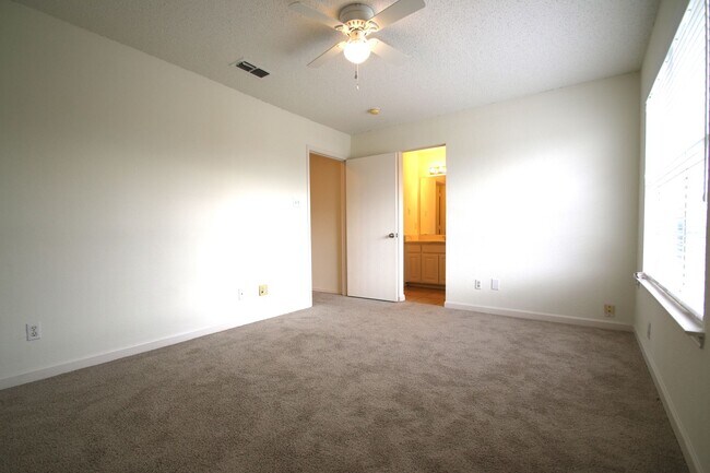 Building Photo - Upgraded 3BR Home | Granite Kitchen, High Ceilings & Gated Backyard | Minutes to Downtown Fort Worth