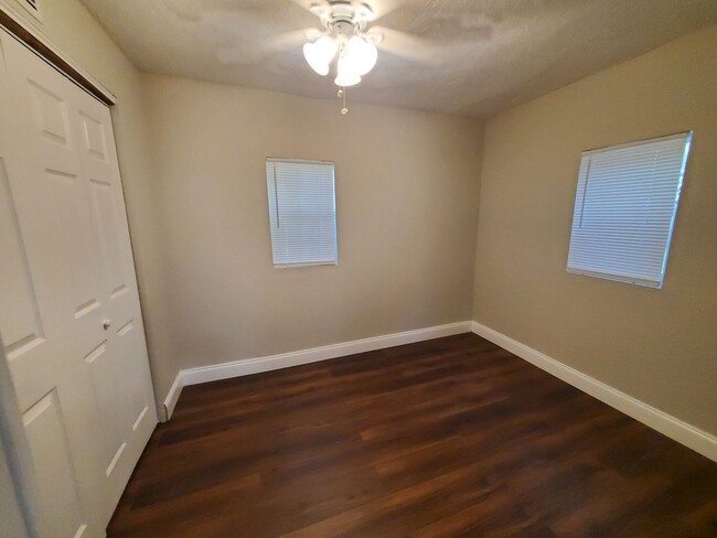 Building Photo - Charming Three bedroom one bath with huge ...