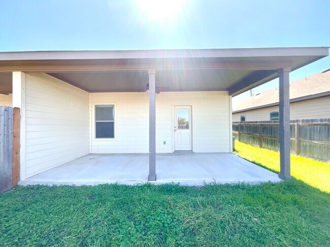 Building Photo - High Ceilings, Fenced Yard & 2-Car Garage – New Braunfels Living!