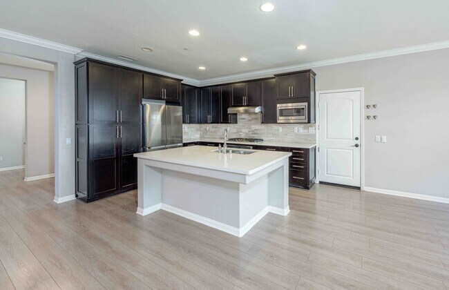 Building Photo - Expansive Portola Springs 4 Bedroom Home