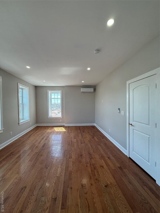 Building Photo - 94-34 Van Wyck Expy