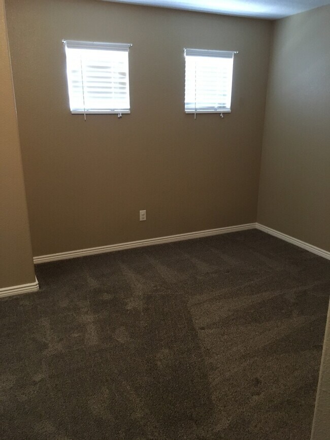 Building Photo - Desired Hidden Valley Town Home!