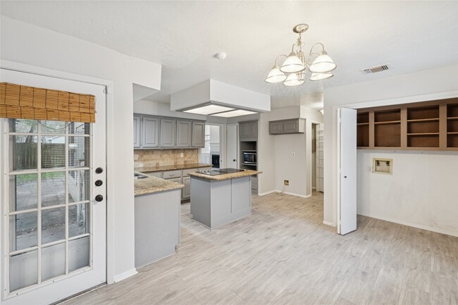 Building Photo - 8610 Lake Crystal Dr