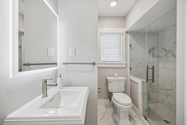 Building Photo - 2420 Nottingham St